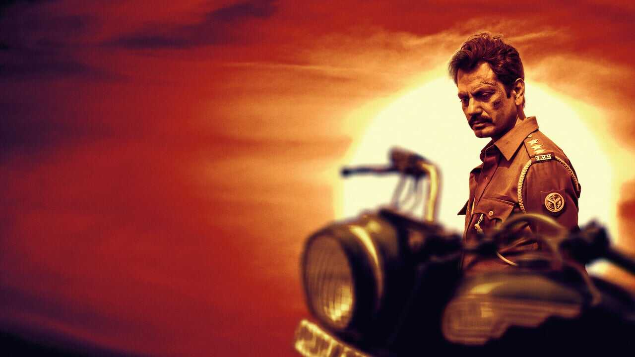 रात अकेली है 0