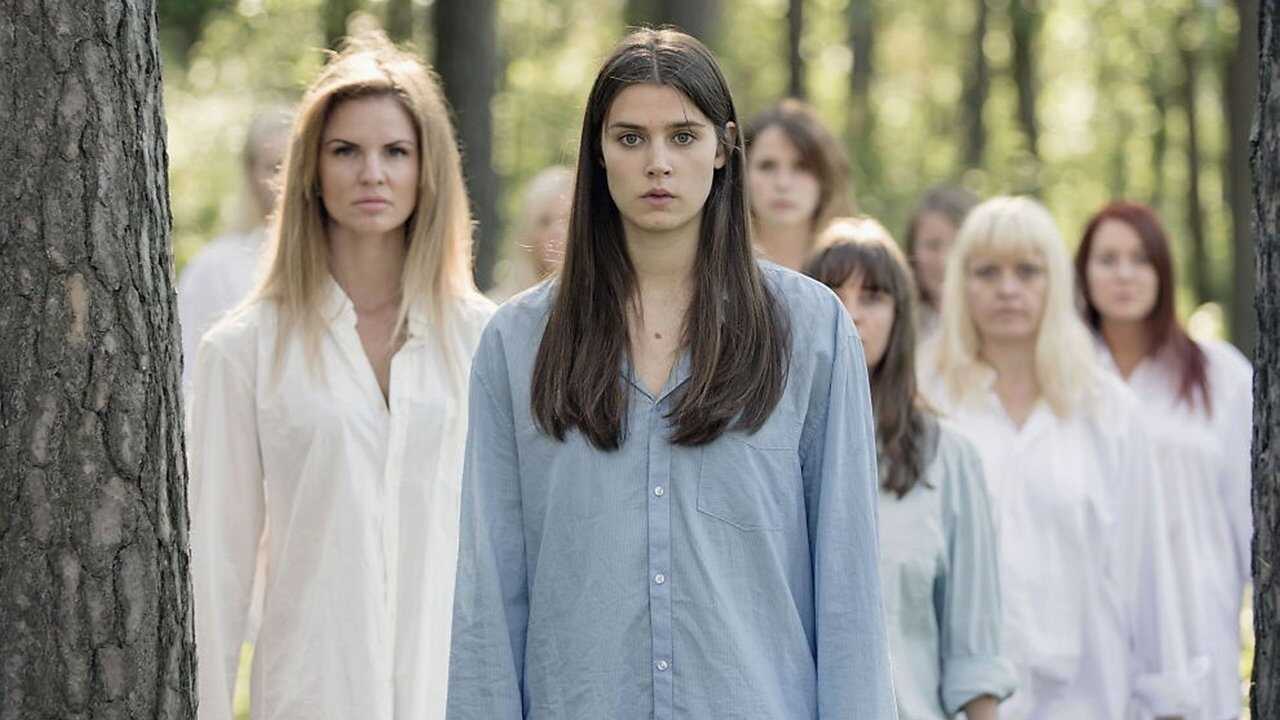 Kvinner i for store herreskjorter (2015) 0