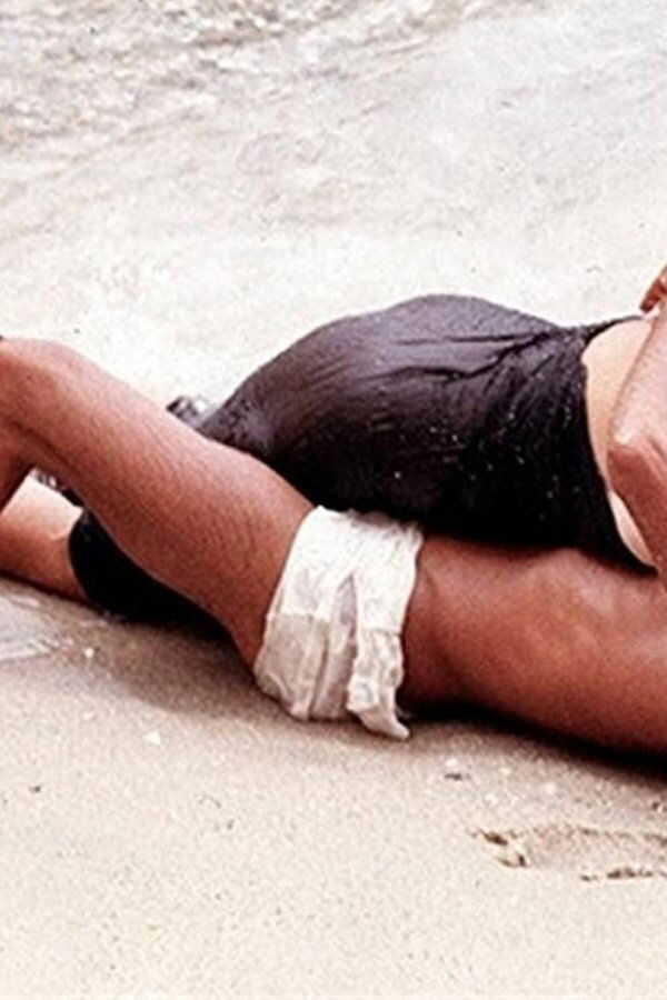 Travolti da un insolito destino nell'azzurro mare d'agosto (1974) 0