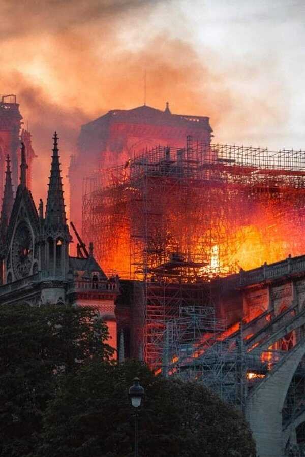 Notre-Dame in Flammen (2022) 0